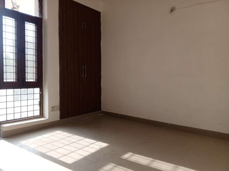 Room, ardee-mall 4 Bedroom 350 Sq.Ft. Builder Floor In Sector 52 Gurgaon 9189554