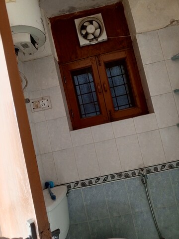 Bathroom in 4 BHK Builder Floor at Ardee Mall, Sector 52 – for Rent