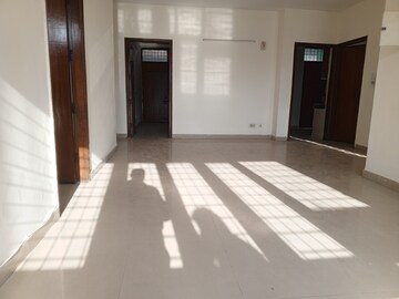 Room in 4 BHK Builder Floor at Ardee Mall, Sector 52 – for Rent