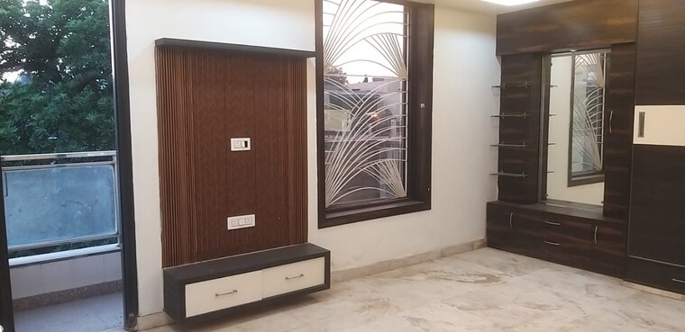Room, vikas puri 4 Bedroom 250 Sq.Yd. Builder Floor In Vikas Puri Delhi 9189568