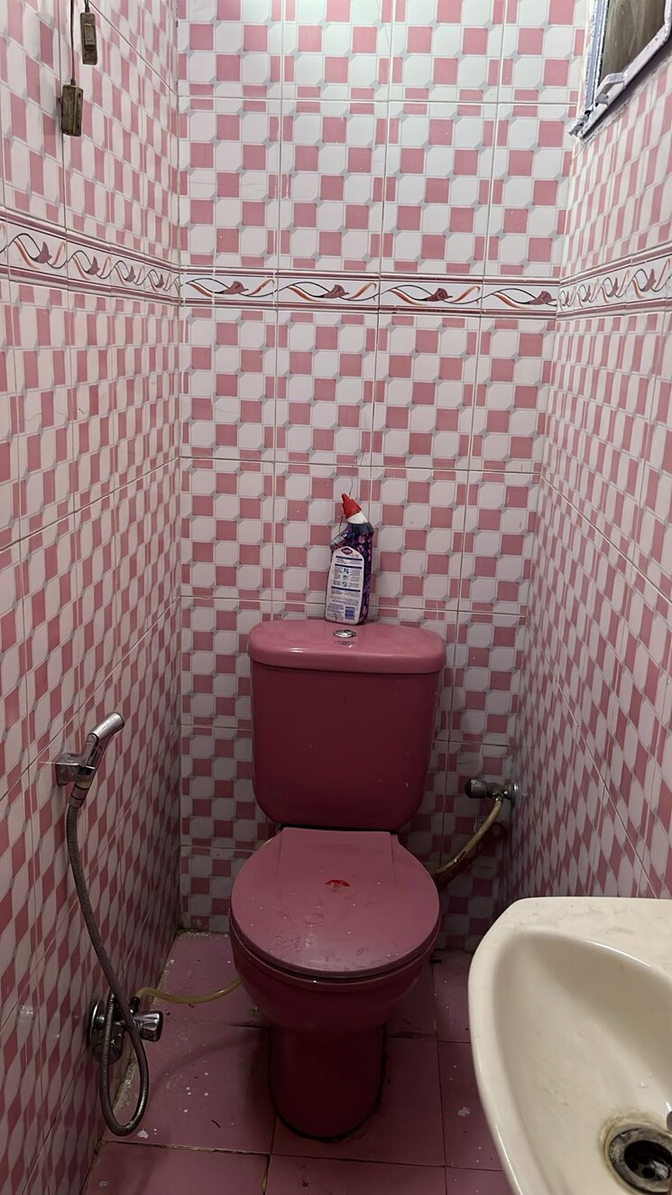 Bathroom, kalkaji 2 Bedroom 650 Sq.Ft. Builder Floor In Kalkaji Delhi 9189576