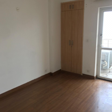 Room in 3.5 BHK Apartment at BPTP The Resort, Mortzapur – for Rent