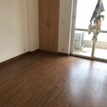 Room in 3.5 BHK Apartment at BPTP The Resort, Mortzapur – for Rent