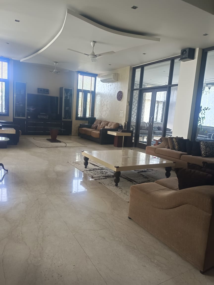 6 BHK + Extra Room Villa For Sale in Sainik Farm