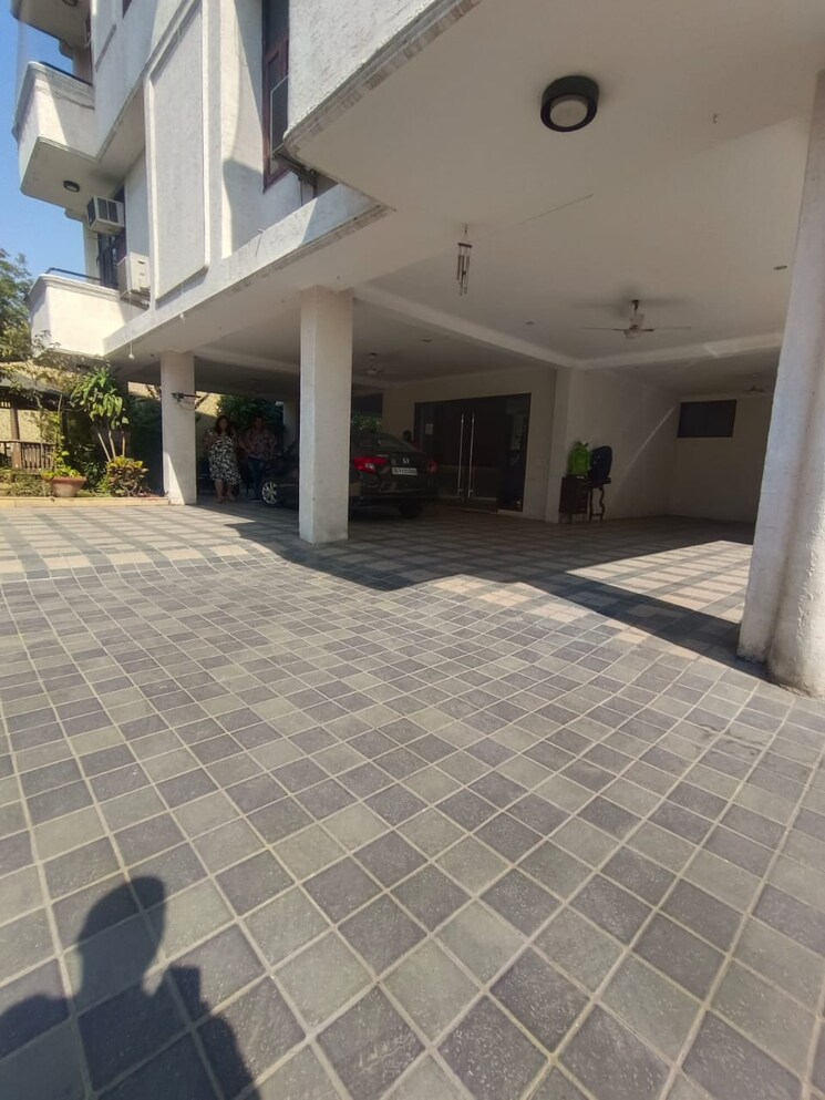  Parking, sainik farm 6 Bedroom 850 Sq.Yd. Villa In Sainik Farm Delhi 9189689