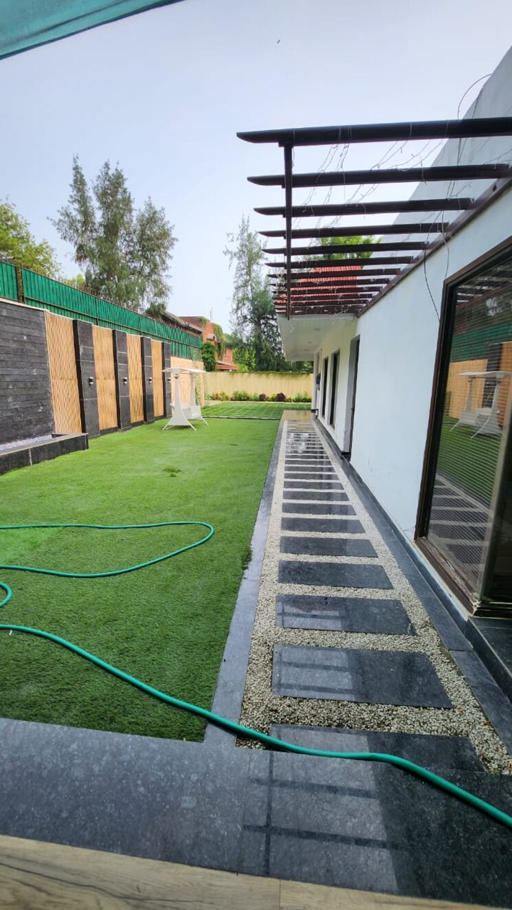 Balcony, sainik farm 6 Bedroom 850 Sq.Yd. Villa In Sainik Farm Delhi 9189689