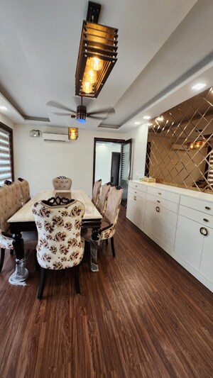 Team Area in 6 BHK Villa at Sainik Farm – for Sale