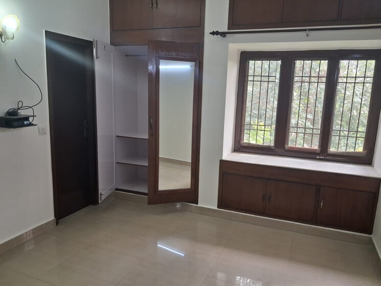 Room, varun-enclave 1 Bedroom 900 Sq.Ft. Apartment In Sector 28 Noida 9189653