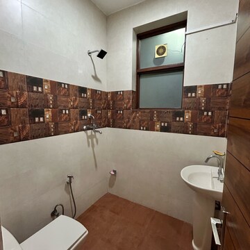 Team Area in 2 BHK Builder Floor at Ansal Plaza Sector-23, Carterpuri Village – for Rent