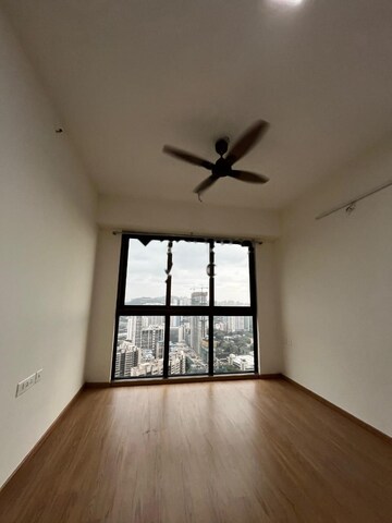 Room in 2 BHK Apartment at Piramal Aranya, Byculla – for Rent