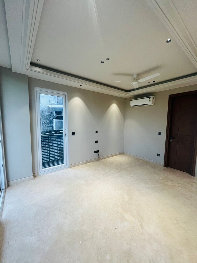 Room, east of kailash 3 Bedroom 1250 Sq.Ft. Builder Floor In East Of Kailash Delhi 9189693