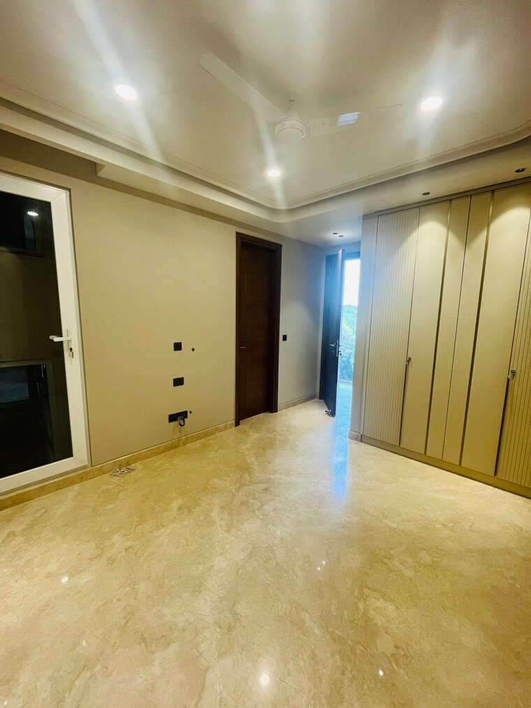 Room, east of kailash 3 Bedroom 1250 Sq.Ft. Builder Floor In East Of Kailash Delhi 9189693