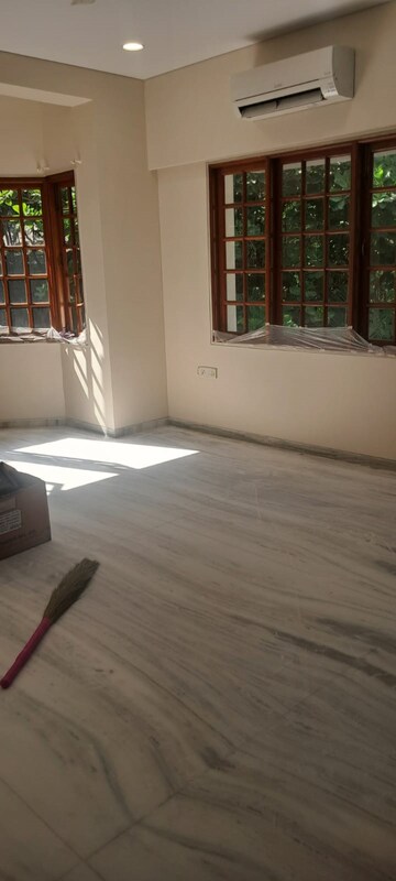 Room in 3 BHK Villa at Juhu – for Rent