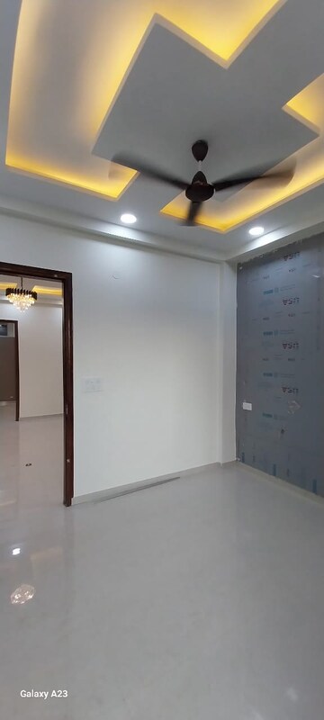 Room in 3 BHK Builder Floor at BPTP District, Sector 81 – for Rent