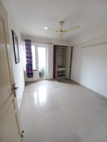 Room in 2 BHK Apartment at Corona Optus, Sector 37c – for Rent