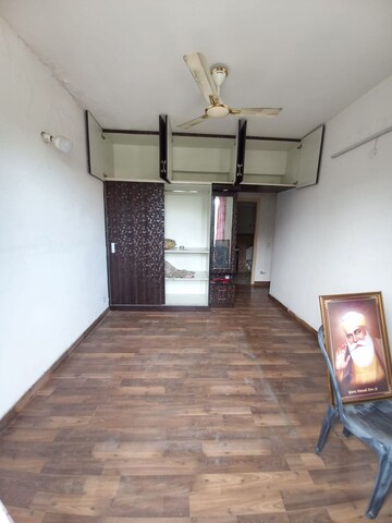 Room in 2 BHK Apartment at Corona Optus, Sector 37c – for Rent