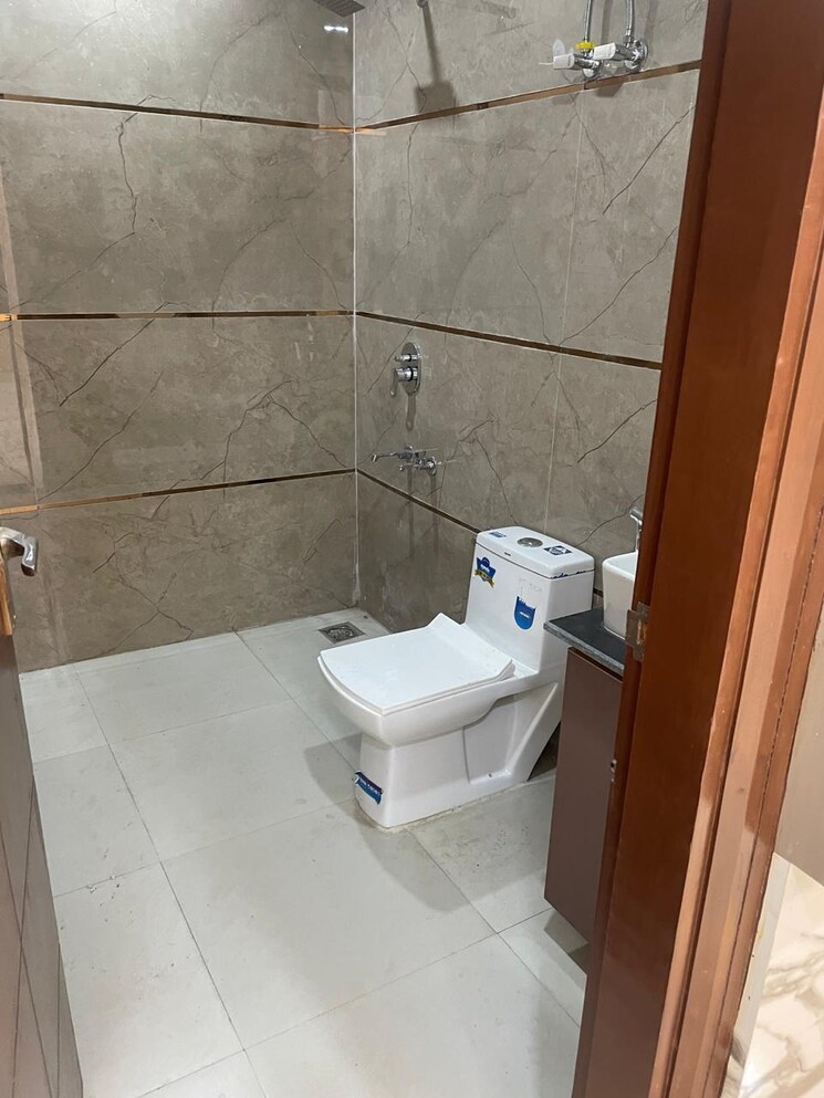 Bathroom, vasundhara sector 5 4 Bedroom 2000 Sq.Ft. Builder Floor In Vasundhara Sector 5 Ghaziabad 9189995