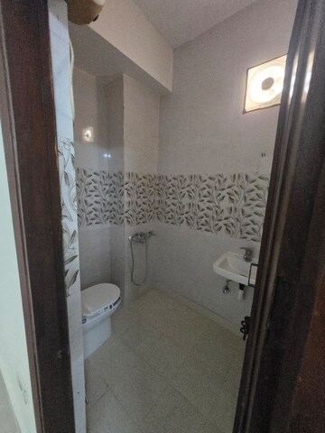 Furnished Amenities in 2 BHK Builder Floor at Amar Colony – for Rent