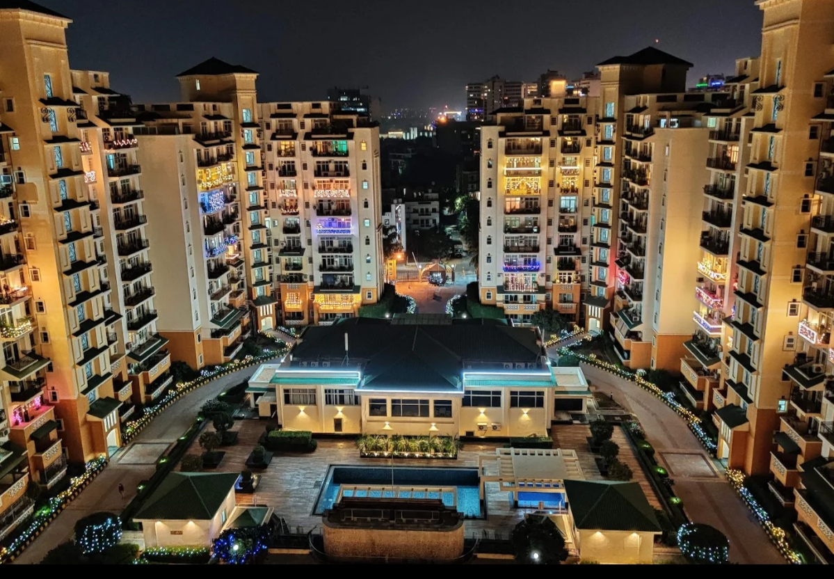 3 BHK + Servant Room Apartment For Rent in Suncity Heights