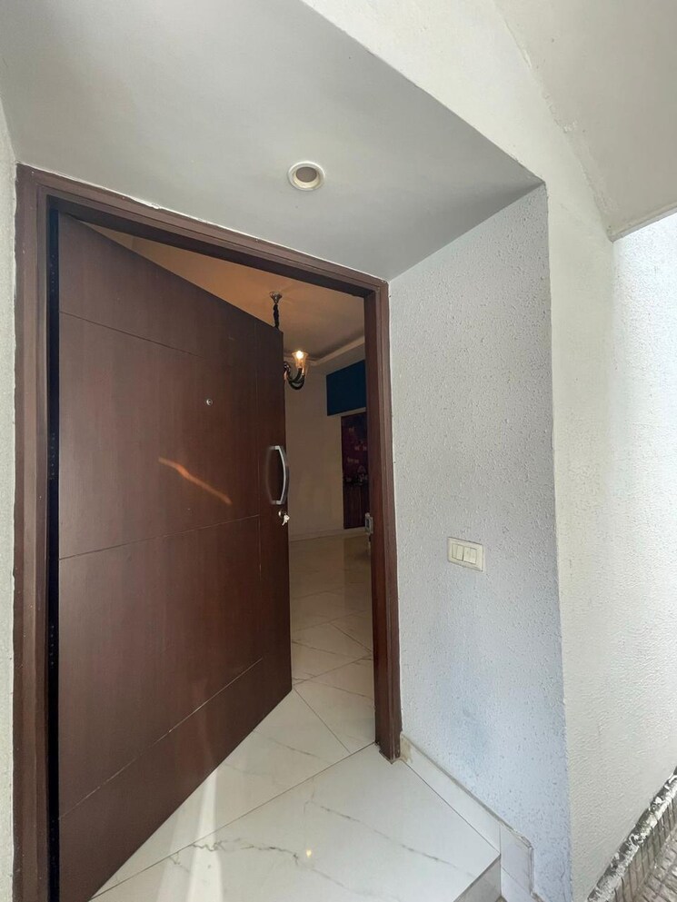 Room, sainik farm 6 Bedroom 2000 Sq.Yd. Villa In Sainik Farm Delhi 9190338