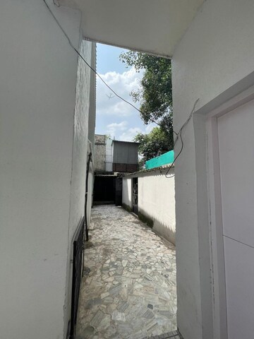 Balcony in 6 BHK Villa at Sainik Farm – for Rent