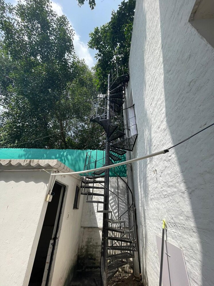 Balcony, sainik farm 6 Bedroom 2000 Sq.Yd. Villa In Sainik Farm Delhi 9190338