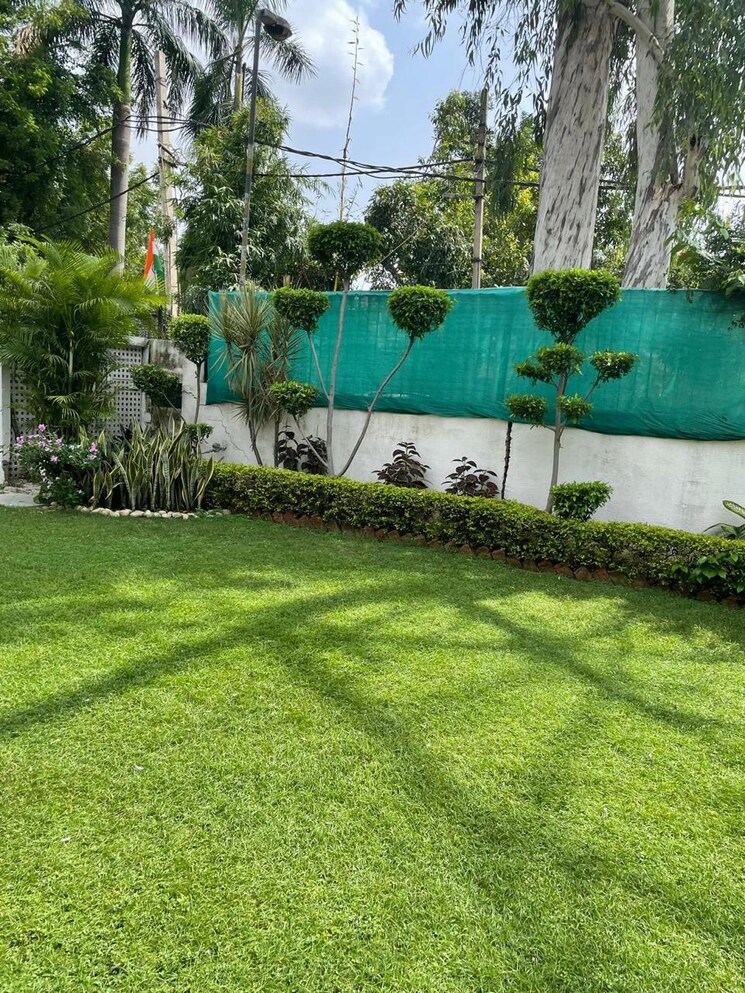 Garden, sainik farm 6 Bedroom 2000 Sq.Yd. Villa In Sainik Farm Delhi 9190338
