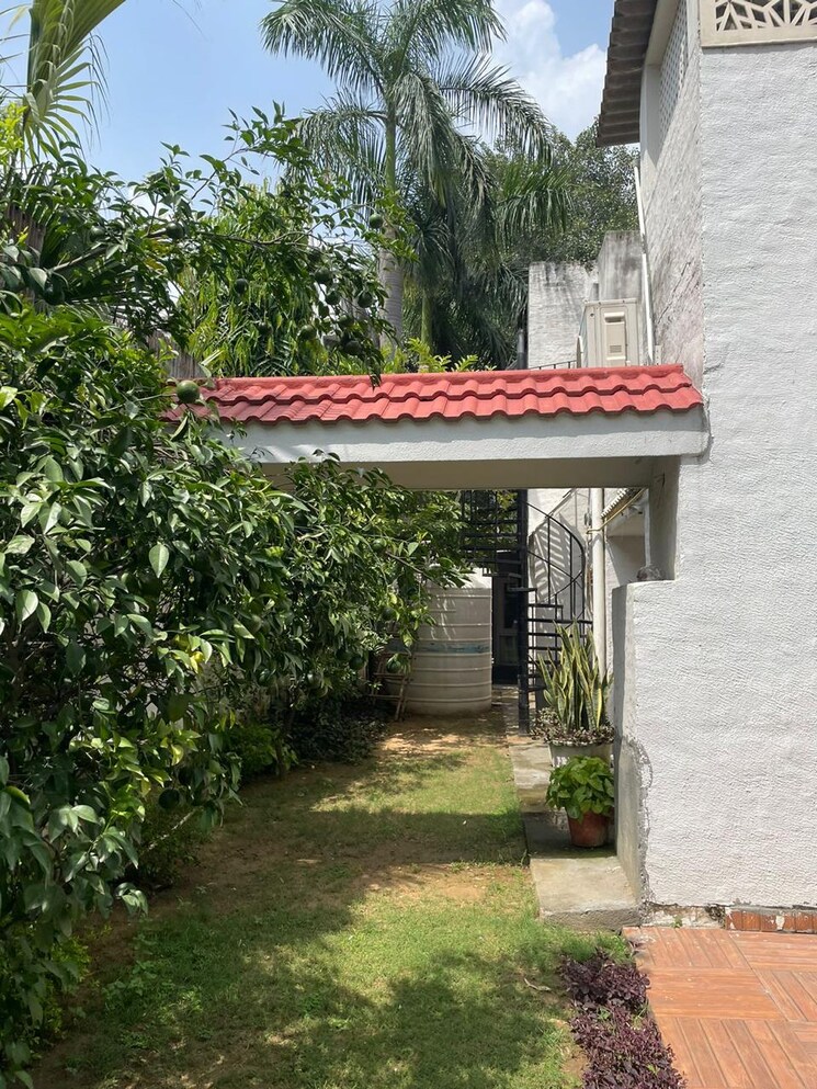 Exterior View, sainik farm 6 Bedroom 2000 Sq.Yd. Villa In Sainik Farm Delhi 9190338