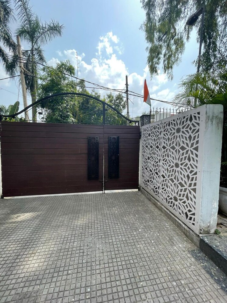 Balcony, sainik farm 6 Bedroom 2000 Sq.Yd. Villa In Sainik Farm Delhi 9190338