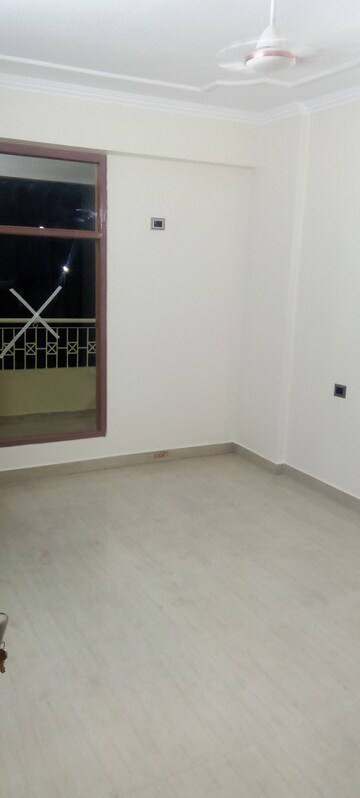 Room in 3.5 BHK Apartment at Apex Green, Sector 8 – for Rent
