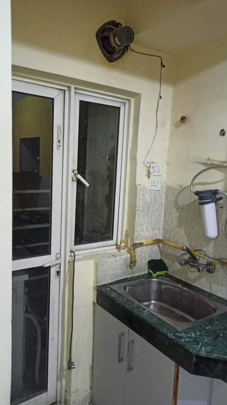 Bathroom, paras-tierea 2 Bedroom 925 Sq.Ft. Apartment In Sector 137 Noida 9190369