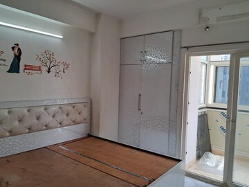Room in 2 BHK Apartment at Gaur City 2 - 16th Avenue, Sector 16c Greater Noida – for Rent