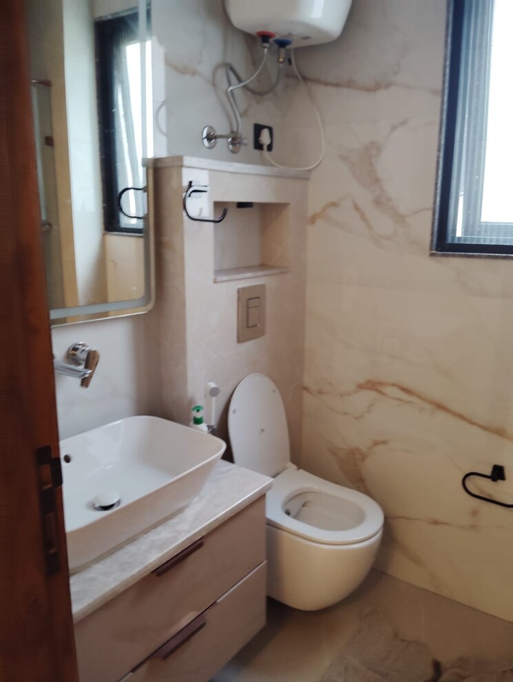 Bathroom, sarvodaya enclave 3 Bedroom 1600 Sq.Ft. Builder Floor In Sarvodaya Enclave Delhi 9190393