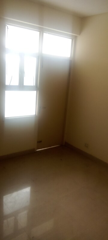 Room in 2 BHK Apartment at Parker White Lily, Sector 8 – for Rent