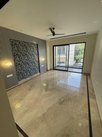 Room in 3 BHK Builder Floor at Sector 26a – for Rent