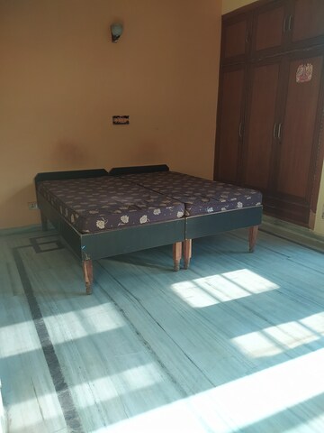 Room in 3 BHK Builder Floor at Sector 46 – for Rent