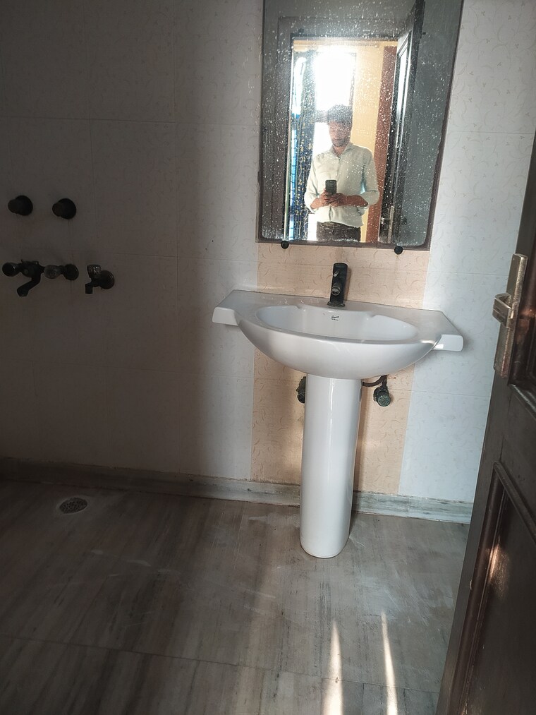 Attached Bathroom, sector 46 3 Bedroom 1900 Sq.Ft. Builder Floor In Sector 46 Noida 9190714