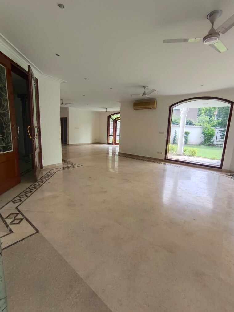 Room, sainik farm 5 Bedroom 1150 Sq.Yd. Villa In Sainik Farm Delhi 9190729