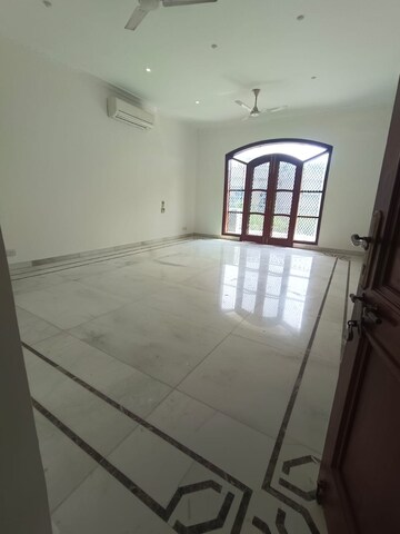 Room in 5 BHK Villa at Sainik Farm – for Sale