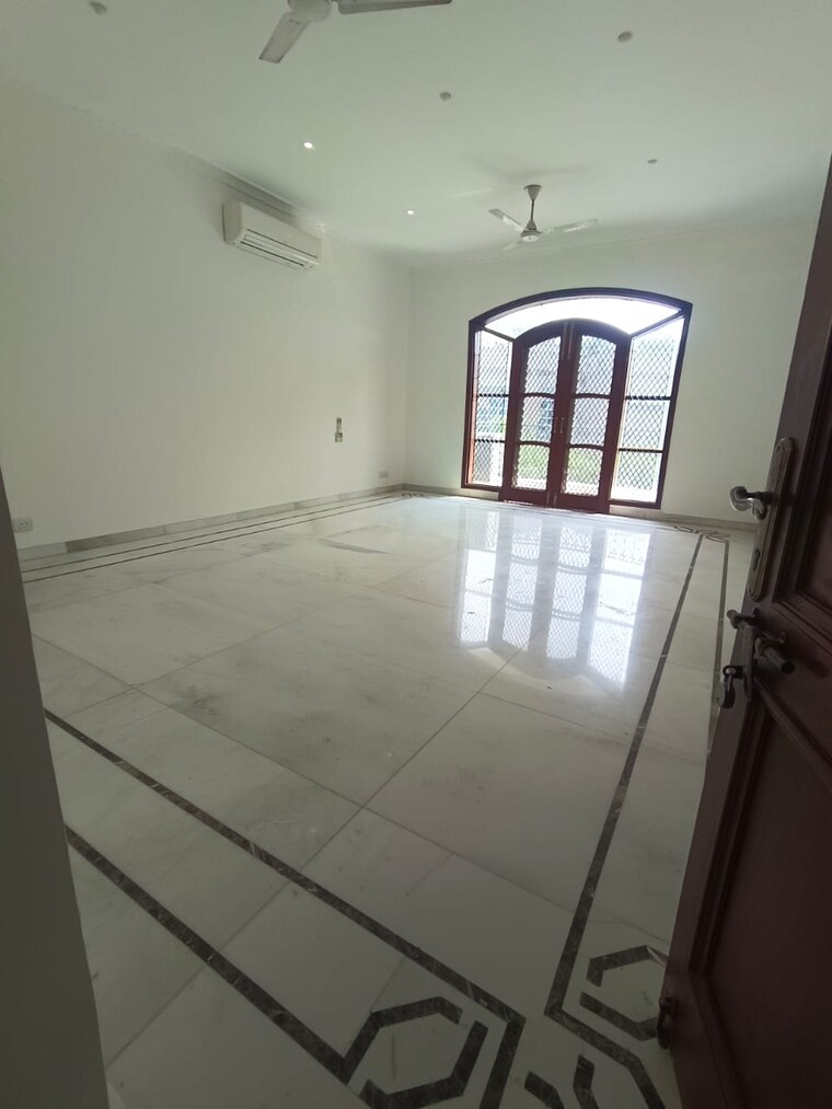 Room, sainik farm 5 Bedroom 1150 Sq.Yd. Villa In Sainik Farm Delhi 9190729