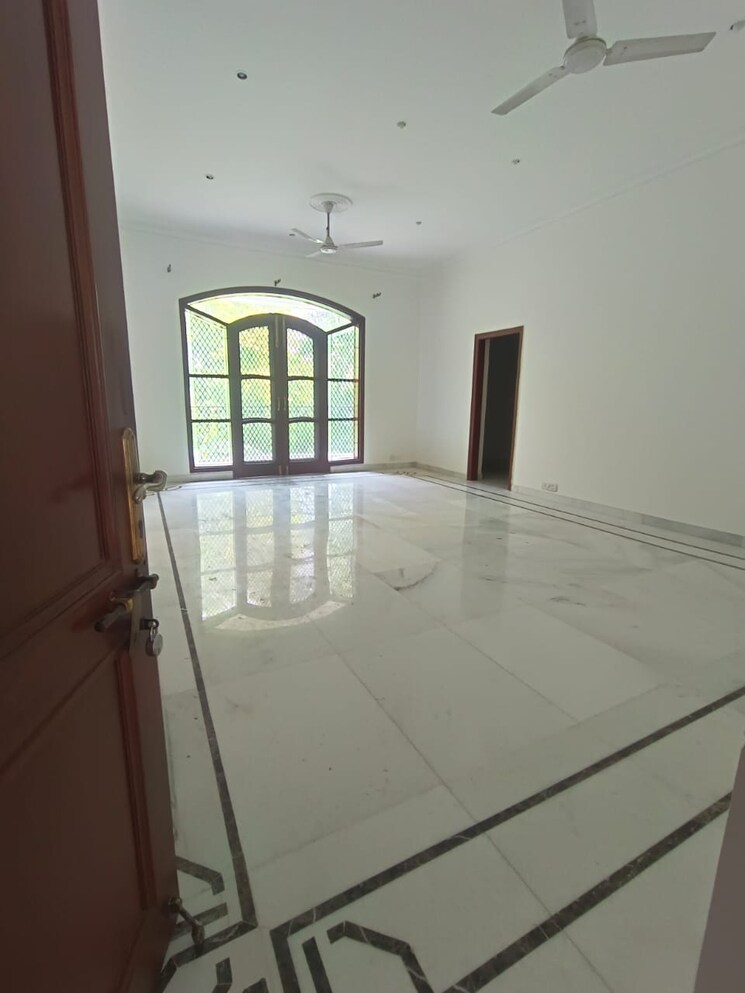 Balcony, sainik farm 5 Bedroom 1150 Sq.Yd. Villa In Sainik Farm Delhi 9190729