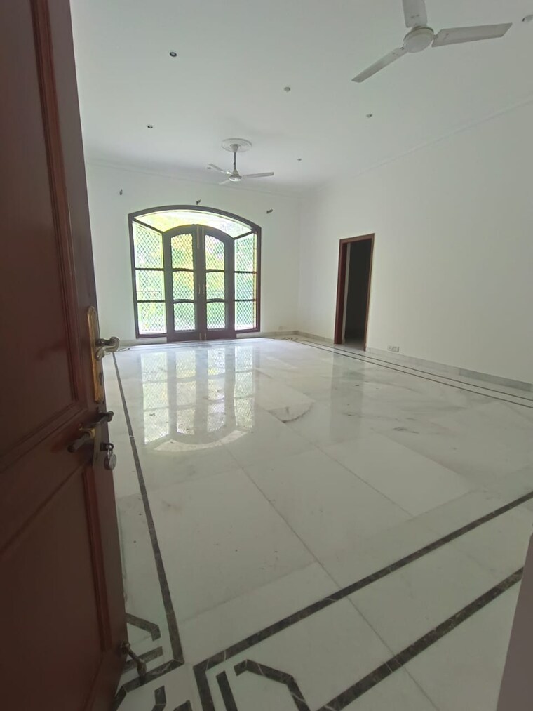 Balcony, sainik farm 5 Bedroom 1150 Sq.Yd. Villa In Sainik Farm Delhi 9190729