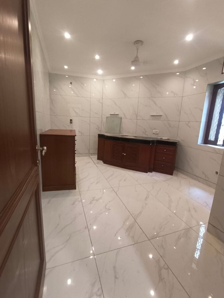 Kitchen, sainik farm 5 Bedroom 1150 Sq.Yd. Villa In Sainik Farm Delhi 9190729