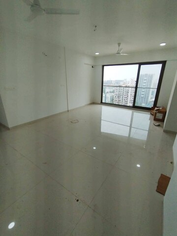 Room in 3 BHK Apartment at Naman Habitat, Andheri West – for Rent