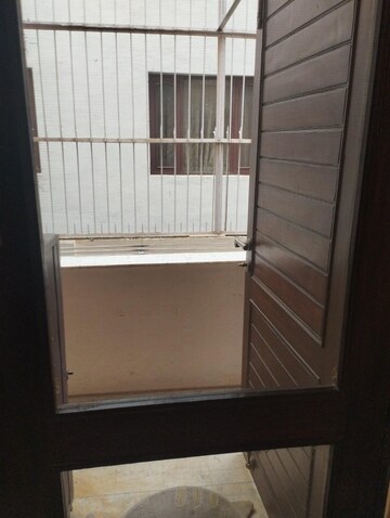 Room in 3 BHK Builder Floor at DLF Central Arcade, Sector 25 – for Rent