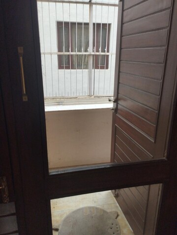 Room in 3 BHK Builder Floor at DLF Central Arcade, Sector 25 – for Rent