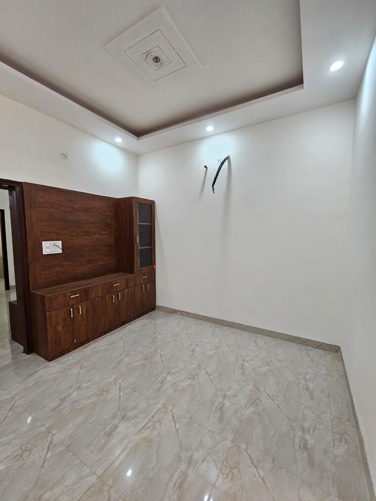 Room, pir machalla 3 Bedroom 1200 Sq.Ft. Apartment In Pir Machalla Zirakpur 9190564