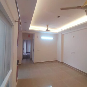 Room in 2.5 BHK Apartment at Gardenia Golf City, Noida Central – for Rent