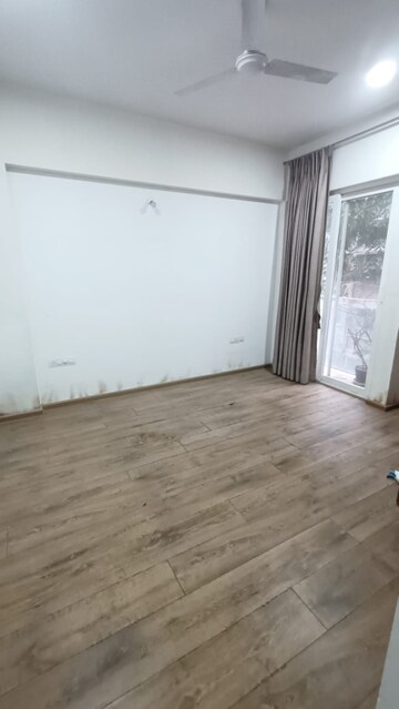 Room in 2 BHK Apartment at Mahindra Vivante, Andheri East – for Rent