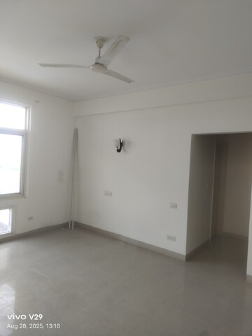 Room in 3 BHK Apartment at Central Park I, Sector 42 – for Rent